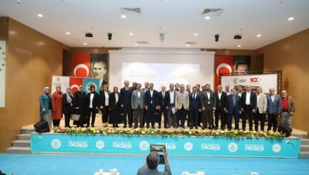 Dilovası’nda Cumhuriyetin 100. yılında yeni anayasa konferansı