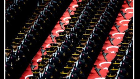 Bursa Yıldırım’da sanatçılardan bayrak resitali