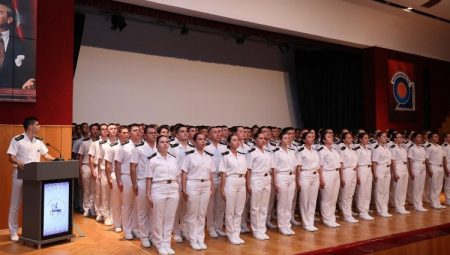 Dokuz Eylül’de genç denizciler yemin etti