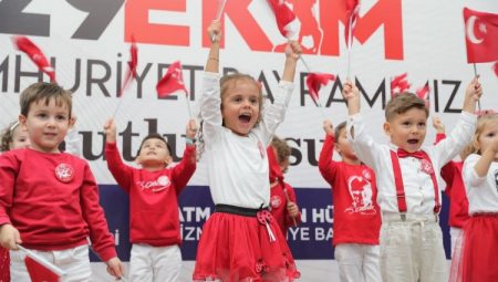 İzmit’te çocuklar 100. Yılı coşkuyla kutladı