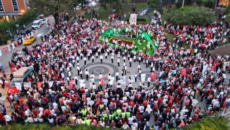 İzmit’te coşkuya 100 zeybek gösterisi