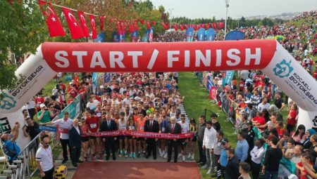 Kocaeli’de Cumhuriyet’e koştular… Bayrak açtılar