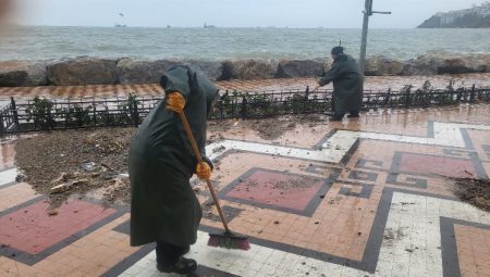 Bursa Gemlik sahilinde azgın dalgalar kordona taştı