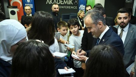 Bursa’da Başkan Aktaş gençlerle buluştu