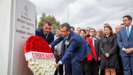 CHP 3. Genel Başkanı Ecevit’i mezarı başında andı
