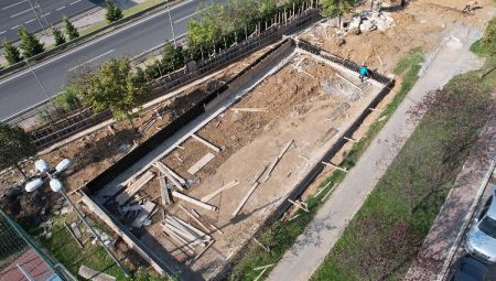 Çayırova’da yeni halı sahalarda çalışmalar tam gaz