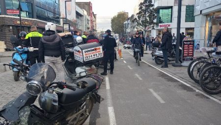 Düzce’de trafiğe kapalı yolda motosiklet denetimi