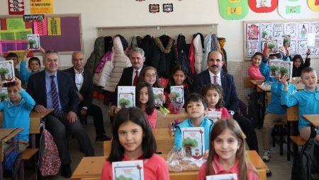 Konya’da Başkan Altay’dan 3. sınıf öğrencilerine hikaye kitabı