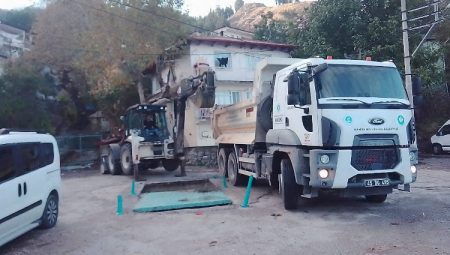 Manisa Şehzadeler’de biriktirme havuzu temizliği