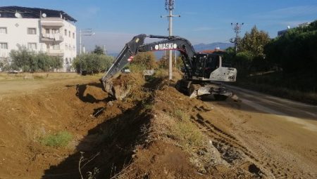 Manisa’da derelerden çıkan çöpler yine şaşırtmadı