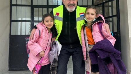Altın Lale Vakfı Başkanı Türker, Hatay’da yardım dağıttı