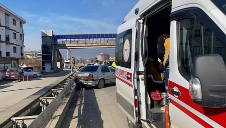 Düzce’de otomobil tıra çarptı: 2 yaralı