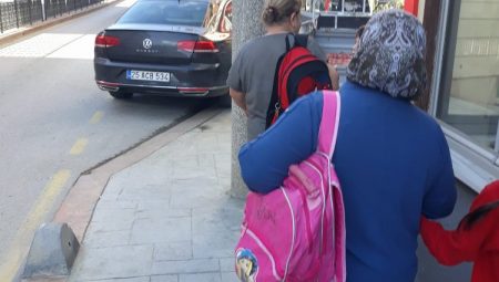 Edirne Keşan’da kaldırıma park eden araçlar isyan ettirdi!