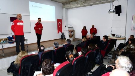 İzmir Karabağlar’da Mahalle Afet Gönüllüleri eğitimi başladı
