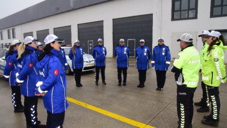 Manisa trafiğinde kadın zabıtalar iş başında