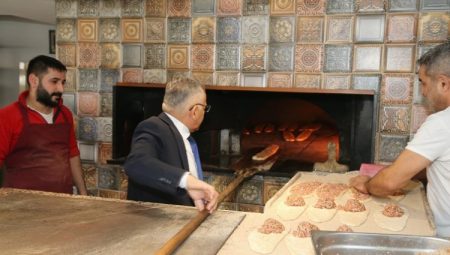 Memduh Büyükkılıç pide pişirdi