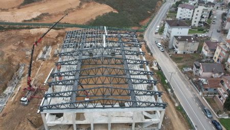 Çayırova’da yeni salonun çatı makasları tamam