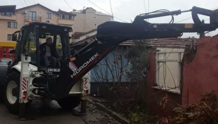 Gölcük’te tehlikeli metruklara yıkım