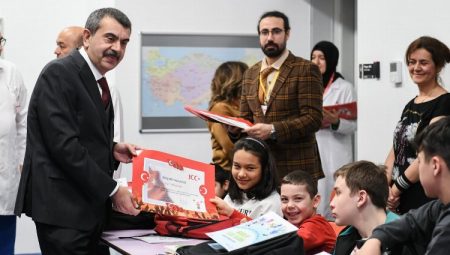 Tatilde dijital bağımlılığa karşı kitap okuma tavsiyesi