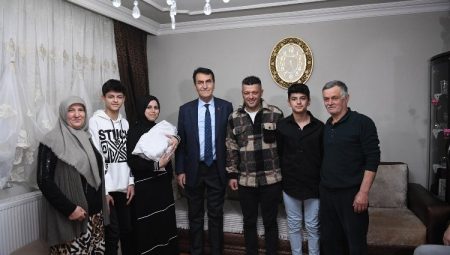 Bebeğin kulağına ilk ezanı Başkan Dündar okudu