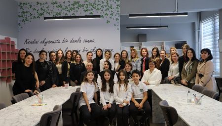 Bursa’da Sabiha Köstem Ortaokulu’na yeni kütüphane