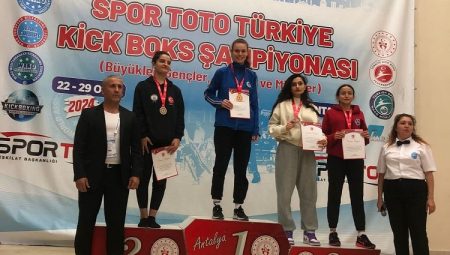 Sakaryalı kick bokscular Antalya’da rüzgar gibi esti
