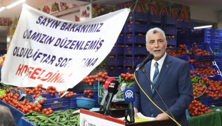 Bakan Bolat, Polatlı’da pazar esnafıyla iftar yaptı