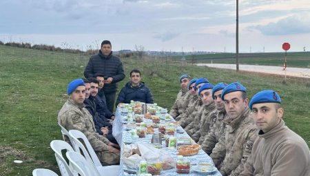 Kaymakam Sevgili Yunan sınırında Mehmetçik ile oruç açtı
