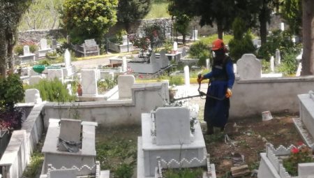 Muğla’da bayram öncesi mezarlık temizliği