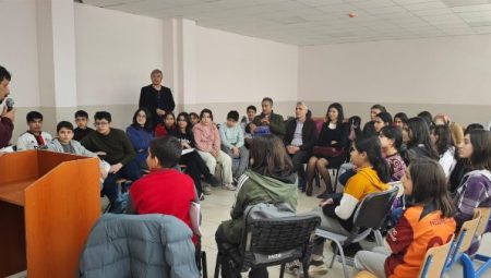 Tiyatro ve Drama Eğitmeni Gökmen Okdayan öğrencilerle buluştu.