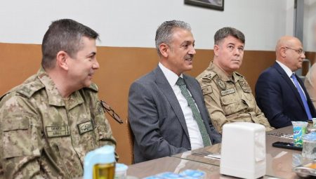 Vali Akkoyun, Suriye sınırında görev yapan askerlerle iftar yaptı