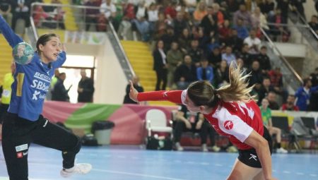 A Milli Kadınlar hentbolda Karadağ’a mağlup oldu