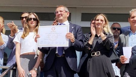 Ayvalık Belediye Başkanı Mesut Ergin mazbatasını aldı