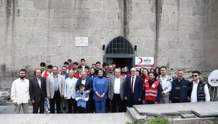 Başkan Büyükkılıç Kızılay’ın gönüllü gençleri ile bayramlaştı