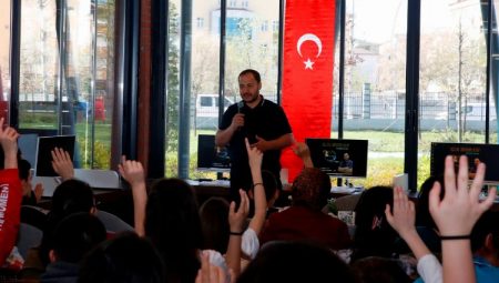 Derince Kütüphanesi’nin ilk konuğu Asal oldu