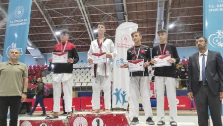 Foçalı taekwondocudan 'altın' başarı