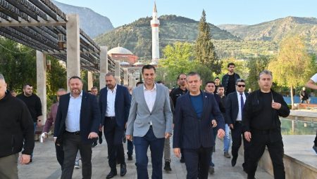 Genel Başkan Özel ve Başkan Zeyrek Manisalılarla bayramlaştı