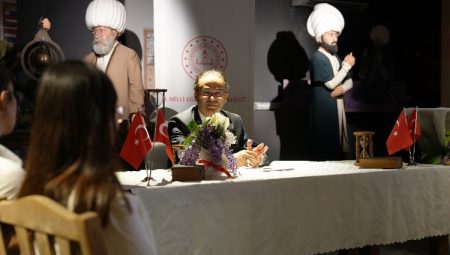 İzmir’de Milli Eğitim Müdürü Dr. Yahşi gençlerle buluştu