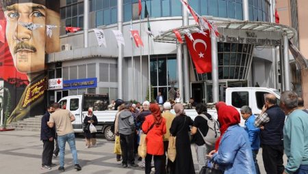 İzmit’te vatandaşlara istiridye mantarı dağıtıldı