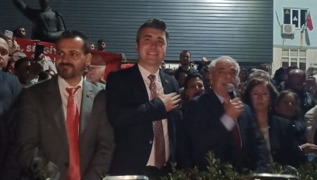 Özcan 10 bin kişi ile seçim galibiyetini  kutladı