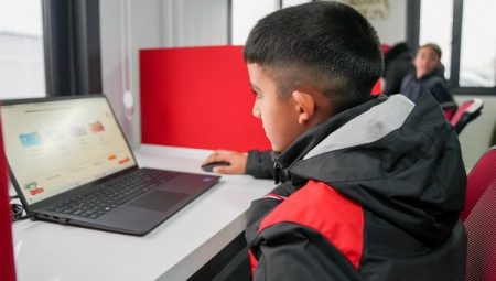 Teknolojisini 100. Yıl Kütüphaneleri’ne yayıyor