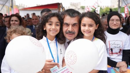 Bakan Tekin ‘Geleceğin Yazarları’ projesinde