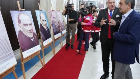 Bakan Tekin ‘Orijinal Atatürk Portesi’ sergisinde