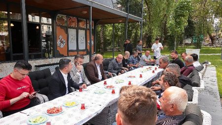 Başkan Arı İstiklal Caddesi’nde esnaflarla bir araya geldi