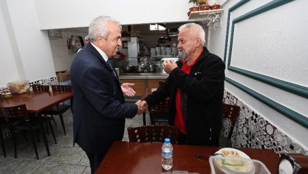 Başkan Özdemir vatandaşlarla kahvaltıda buluştu