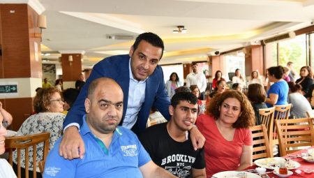 İzmir Çiğli’de Başkan Yıldız engelli anneleriyle buluştu