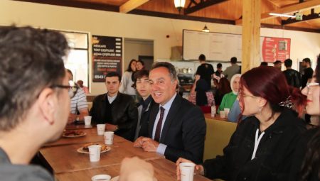 Öğrenci dostu Rektör, Kantin Sohbetleri’nde öğrencilerle buluştu
