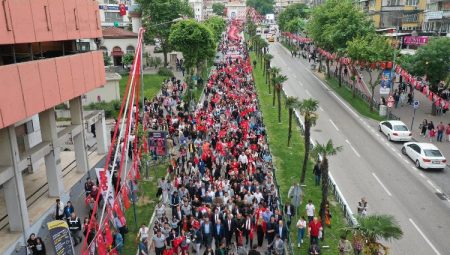 Osmangazi'de caddelere sımayan kutlama