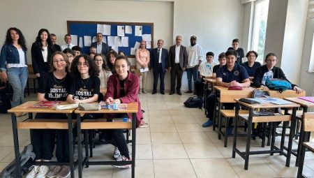 Yabancı öğretim görevlilerinden liseli gençlere İngilizce dersi