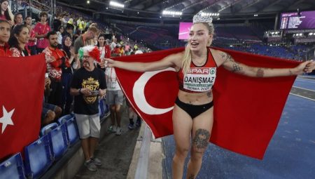 Bakan Bak’tan milli sporcuya tebrik